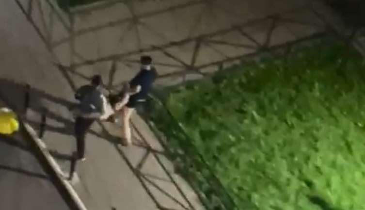 Әже ұйықтап жатқан әйелді трахает (порно видео онлайн)